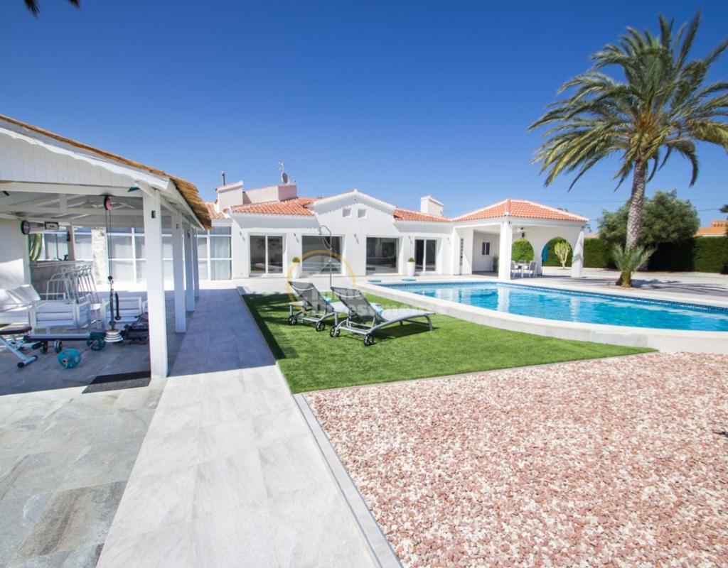 Villa Pyeranch Торевиеха Екстериор снимка